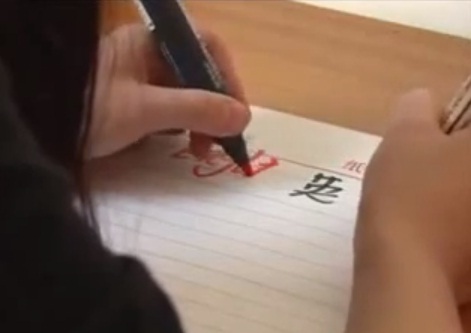 chinese-woman-both-hands-writing02