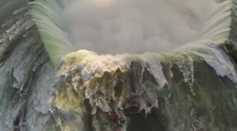 高画質 涼感たっぷり ナイアガラの滝をラジコンヘリで空撮した壮大かつ幻想的な映像 Viva Wマガジン