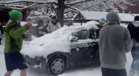 students-pelting-car02