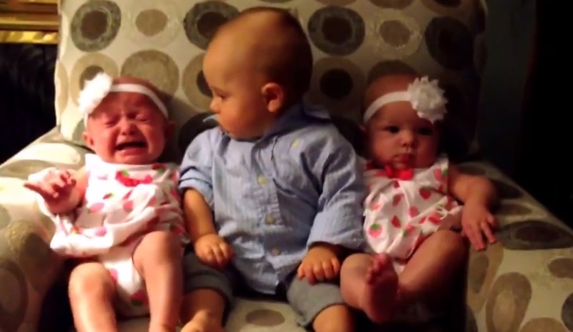 動画 双子 赤ちゃん シンシン双子出産場面の動画公開 赤ちゃんくわえ抱き締めるようなしぐさも