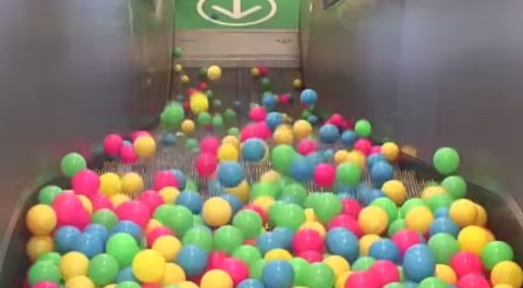 balls-on-escalator02