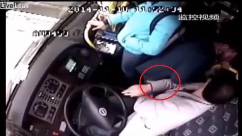 bus-driver-steals-smartphone02