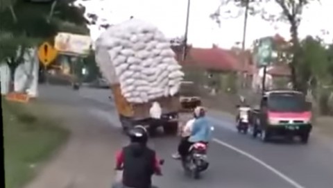 overloaded-truck-accident02