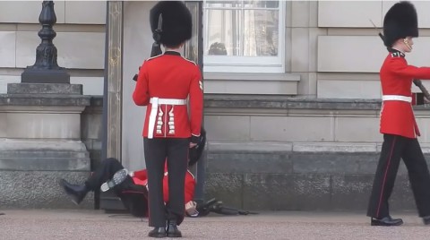 buckingham-palace-guard02