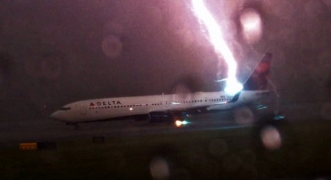 delta-lightning-strike02