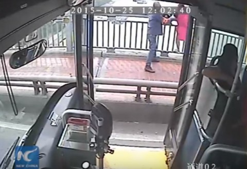 china-bus-driver-saves-suicide-woman02
