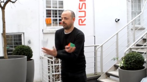 Juggling-and-solving-3-rubiks-cubes02