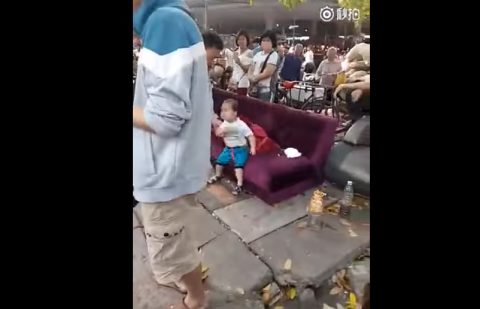 chinese-toddler-has-snapped03