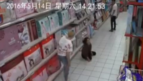 possessed-chinese-woman-in-supermarket02