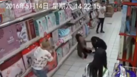 possessed-chinese-woman-in-supermarket03