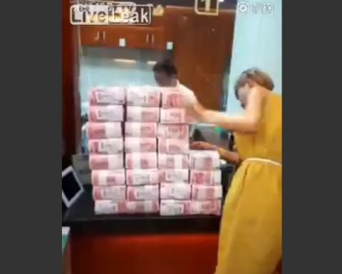 woman-withdraws-8million-yuan-of-cash02