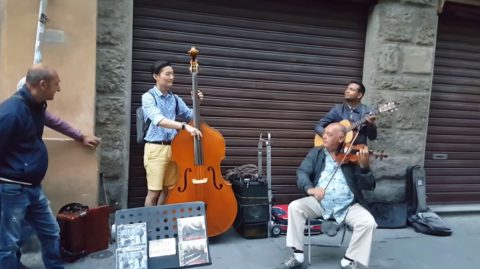 contrabass-player-impromptu-in-italy03