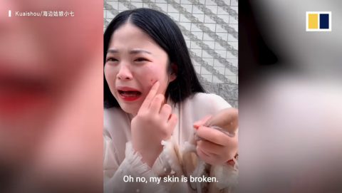生配信ハプニング タコの踊り食いに挑戦の中国の女性ブロガーが顔に吸盤攻撃を喰らって半泣き状態に Viva Wマガジン